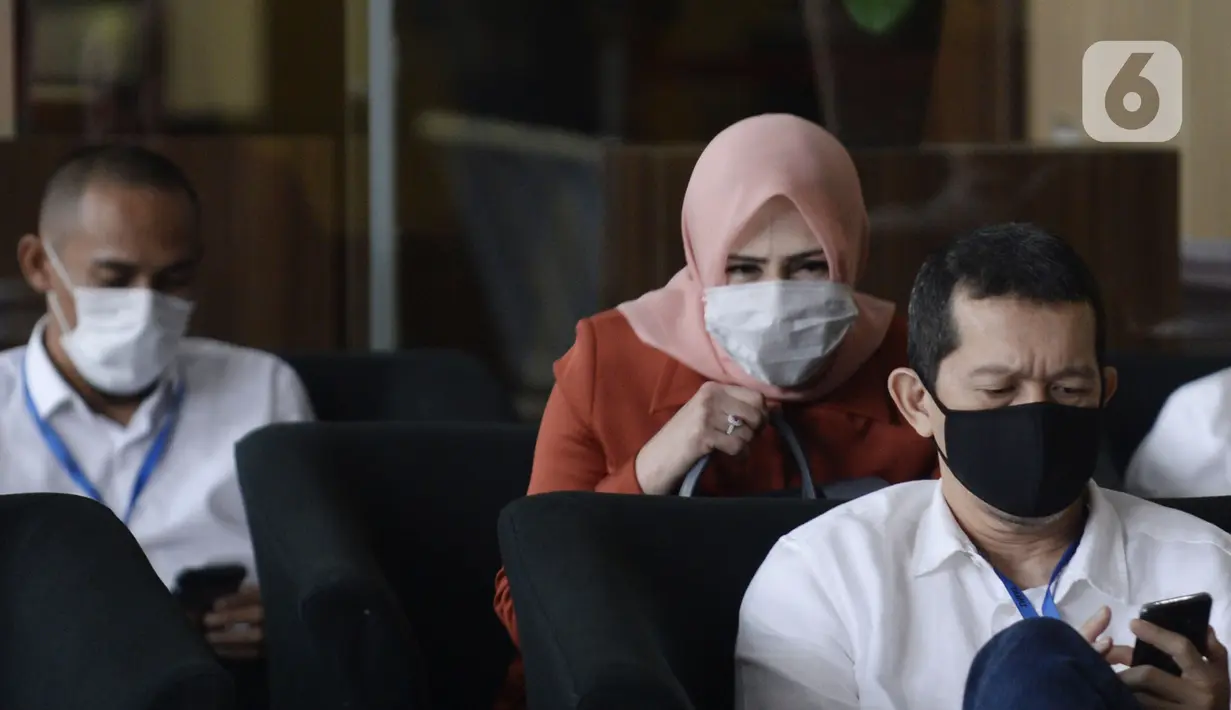 Istri mantan Sekretaris MA Nurhadi, Tin Zuraida (tengah) saat menunggu pemeriksaan di Gedung KPK, Jakarta, Senin (22/6/2020). Tin diperiksa sebagai saksi untuk tersangka Direktur MIT Hiendra Soenjoto terkait dugaan suap gratifikasi pengurusan perkara di MA tahun 2011-2016. (merdeka.com/Dwi Narwoko)