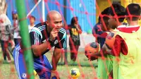 Salah satu pelatih Chelsea Indonesia memberikan pelatihan di Waduk Pluit (Istimewa)