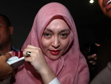 Terpidana kasus korupsi, Angelina Sondakh usai menjadi saksi di Pengadilan Tipikor, Jakarta, Rabu (6/1). Angelina Sondakh menjadi saksi atas kasus dugaan suap yang dilakukan M. Nazaruddin. . (Liputan6.com/Helmi Afandi)