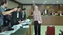 Mantan anggota DPR, Angelina Sondakh menjadi saksi dalam sidang lanjutan kasus korupsi Hambalang di Pengadilan Tipikor Jakarta, Senin (15/5). Angie bersaksi untuk terdakwa Andi Zulkarnaen Mallarangeng alias Choel Mallarangeng. (Liputan6.com/Helmi Afandi)