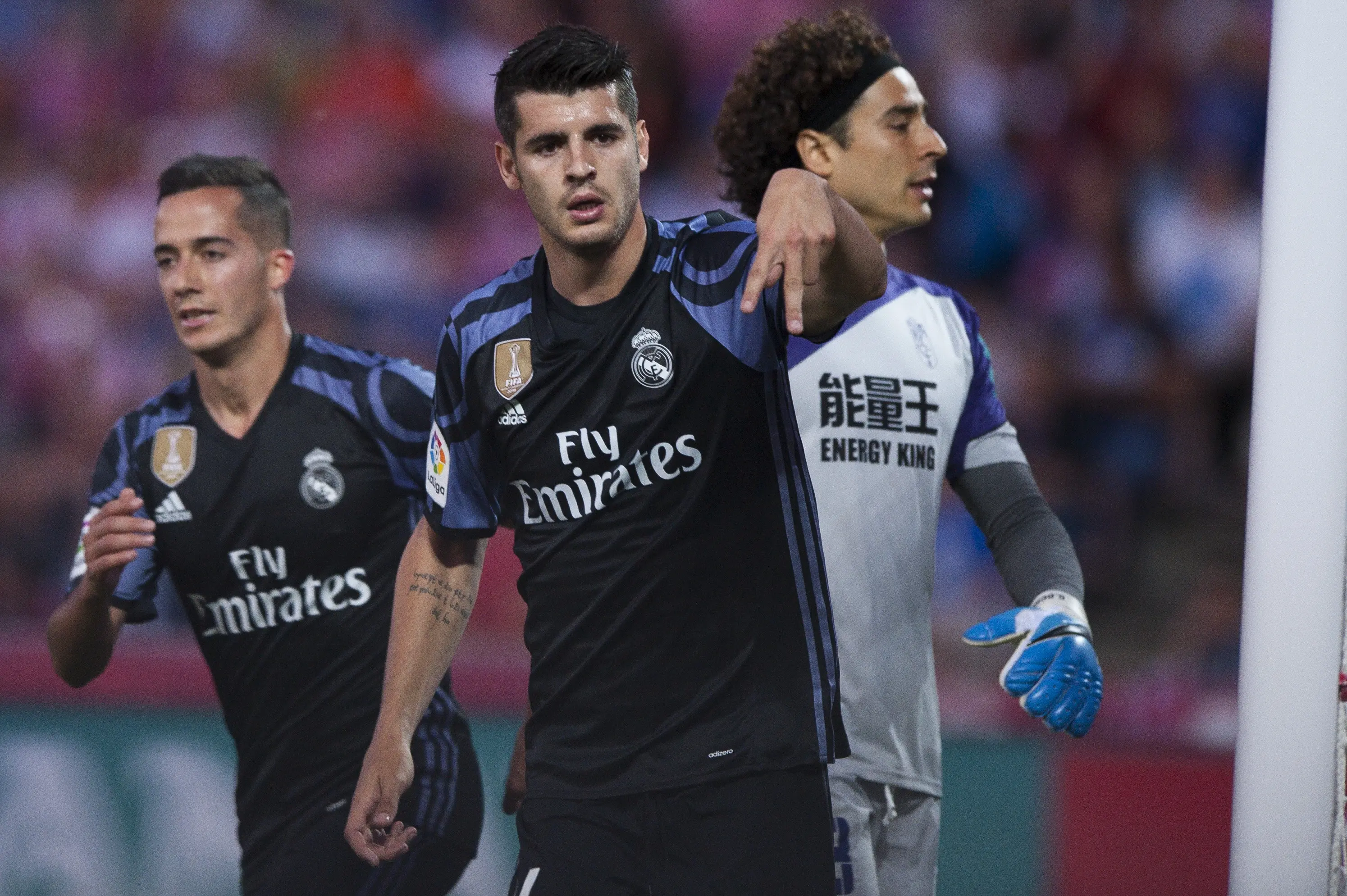 Striker Real Madrid Alvaro Morata mencetak dua gol saat Real Madrid menang 4-0 atas Granada di Los Carmenes, Minggu (7/5/2017) dinihari WIB. (AP Photo/Daniel Tejedor)