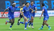Para pemain Persib Bandung merayakan gol Patricio Matricardi ke gawang PSIM Yogyakarta pada pertandingan pekan ke-31 BRI Super League 2025/2026di Stadion Gelora Bandung Lautan Api, pada Senin (4/5/2026) sore WIB. (Bola.com/Erwin Snaz)