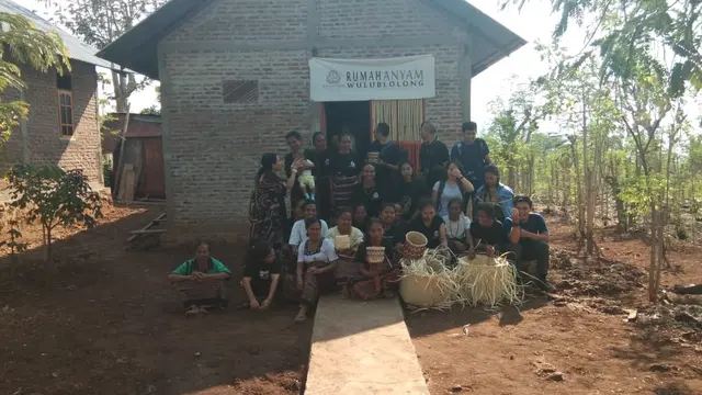 [Fimela] Ibu--ibu pengerajin daun lontar yang dibina Du'anyam