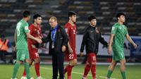 Pelatih Timnas Vietnam, Park Hang-seo, dengan pemainnya setelah laga di Piala Asia 2019. (AFP/Khaled Desouki)