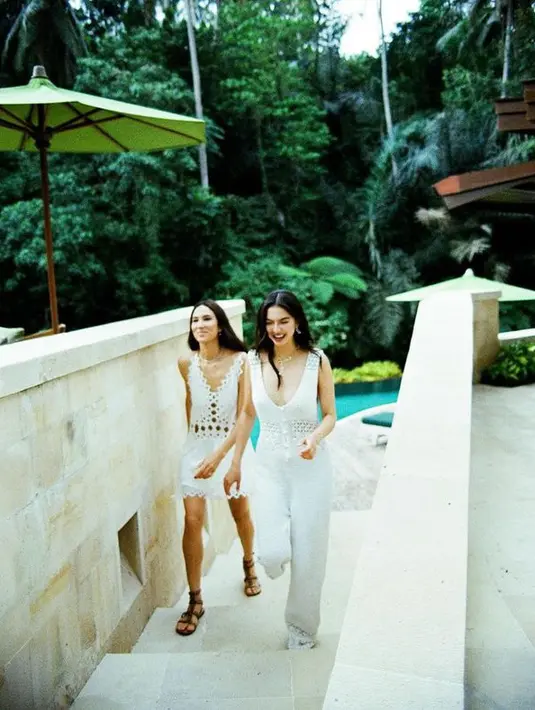 Di beberapa kesempatan, ia juga kerap memilih busana yang sopan kala berlibur ke destinasi tropis.