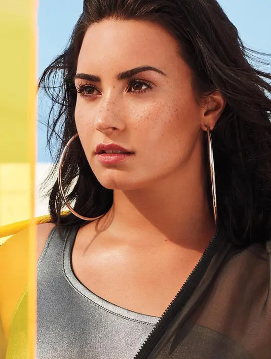 Demi Lovato menunjukkan bahwa meskipun ia tak sempurna, namun Demi tetap mencintai dirinya sendiri. (instagram/ddlovato)