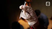 Petugas Puskesmas Gembor menyiapkan vaksin Covid-19 untuk anak berkebutuhan khusus, Penyandang disabilitas dan ODGJ dengan mendatangi langsung dari rumah kerumah di kecamatan Priuk, Kota Tangerang, Selasa (8/6/2021). (Liputan6.com/Angga Yuniar)