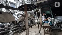Kurnia (46) menyelesaikan pembuatan kubah masjid di kawasan Cipondoh, Tangerang, Banten, Rabu (21/10/2020). Di masa pendemi, penjualan kubah masjid dan musala ini mengalami penurunan karena terdampak PSBB. (Liputan6.com/Johan Tallo)