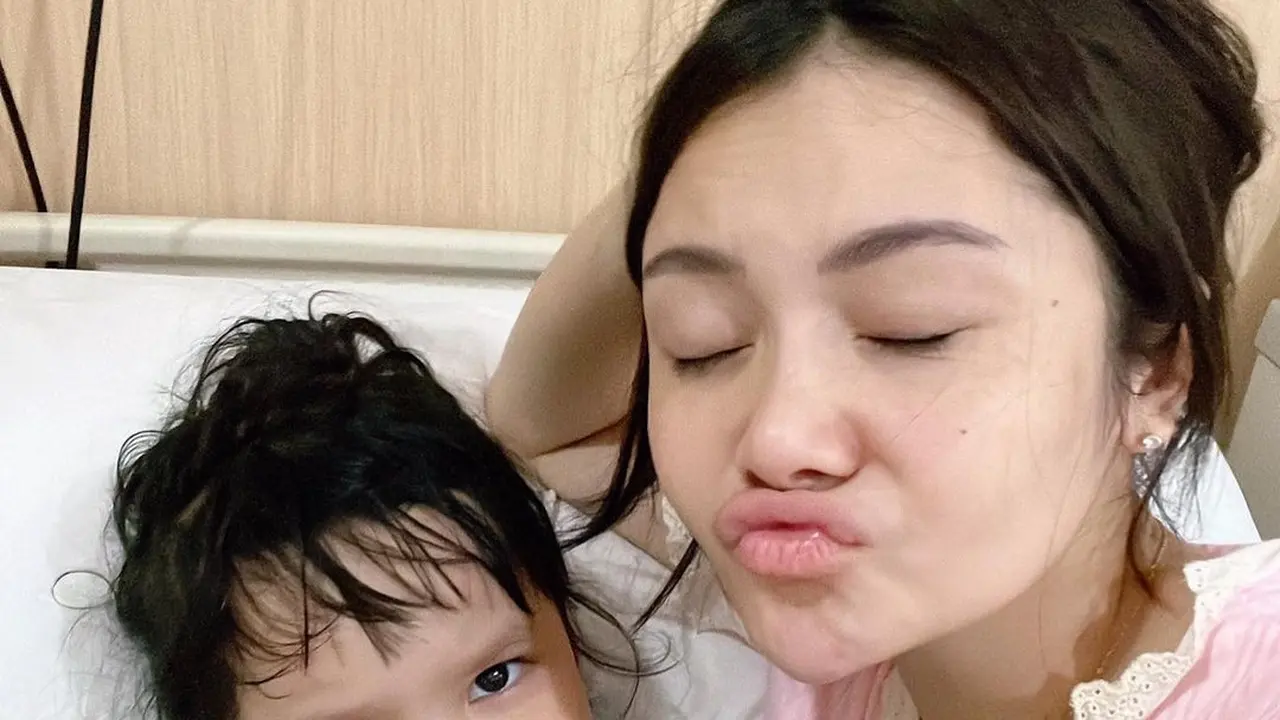Mawar AFI Unggah Potret Putri Bungsunya Terbaring Lemah Dirawat di Rumah Sakit. (instagram.com/mysamawar)