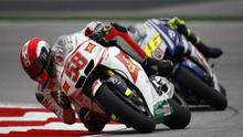 Pebalap Yamaha, Valentino Rossi, membuntuti rider Honda Gresini, Marco Simoncelli (58), pada balapan MotoGP Malaysia di Sirkuit Sepang, 10 Oktober 2010. (Bola.com/Twitter/bgmotogp)