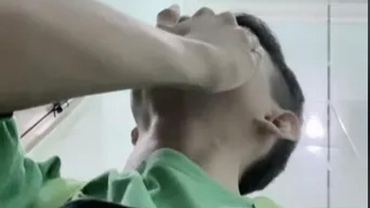 “Aku kira dari SD sampai SMK kena bully cukup waktu itu saja. Ternyata dunia kerja lebih parah lagi. Tiba-tiba nyesek nangis sampai gemetar banget keingat masa lalu sering dibully. Belum lagi bentakan keluarga yang hancur entah kemana-mana dulu,” <br