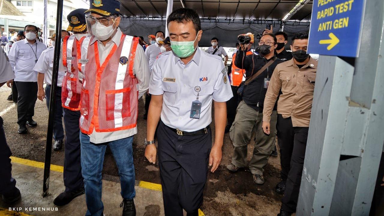 Menteri Perhubungan Budi Karya Sumadi melakukan peninjauan pelayanan alat deteksi covid-19 karya anak bangsa GeNose di Stasiun Kereta Api (KA) Bandung, Jumat (19/2/2021).  (Foto: Kemenhub)
