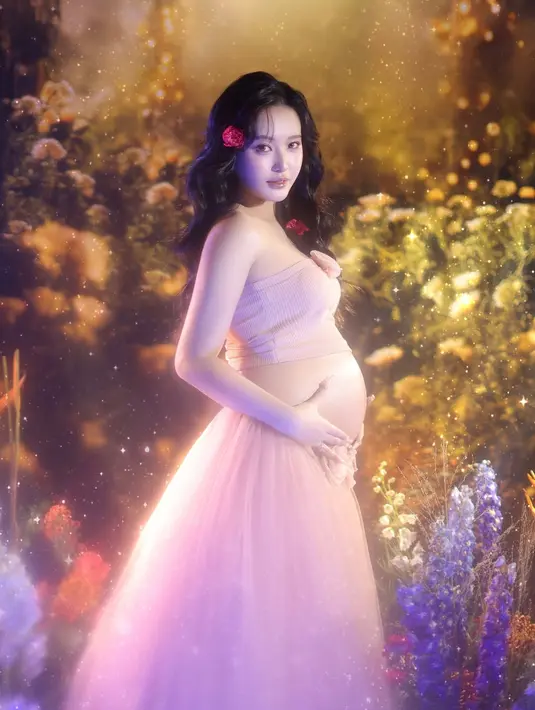 Dengan busana bernuansa fairy, Nita Vior pamerkan baby bump-nya dengan douyin makeup look [@nitavior]