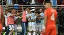Para pemain Argentina merayakan gol yang dicetak Angel Di Maria saat melawan Chili pada laga Copa Amerika Centenario di Santa Clara, California, Amerika Serikat,(7/6/2016) WIB.  (AFP/Mark Ralston)