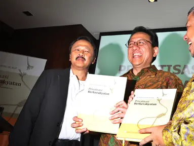 Dr Tito Sulistio (kiri) membagikan buku kepada Irman Gusman (tengah) dan Fahry Hamzah saat peluncuran buku berjudul "Privatisasi Berkerakyatan" di Hotel Mandarin, Jakarta, Jumat (20/3/2015). (Liputan6.com/Faizal Fanani)