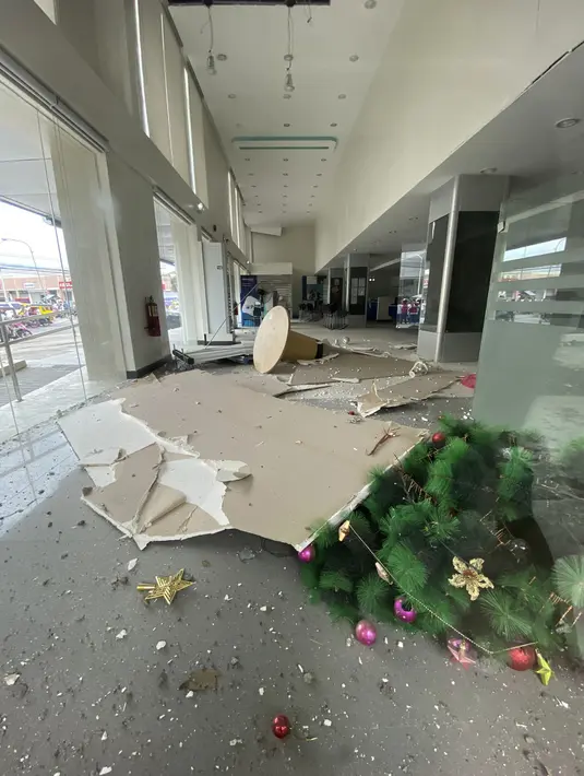 Pohon Natal dan puing-puing lainnya tergeletak di dalam gedung setelah gempa kuat mengguncang Digos, provinsi Davao del Sur, Filipina selatan (15/12/2019). Gempa tersebut berkekuatan Magnitudo 6,9. (Philippine Red Cross via AP)