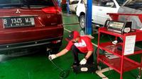 Bengkel resmi Mitsubishi sedang uji emisi (MMKSI)
