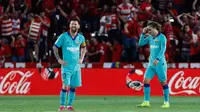 Reaksi  bintang Barcelona, Lionel Messi dan rekannya, Antoine Griezmann pada laga pekan kelima La Liga melawan Granada di Stadion Nuevo Los Cármenes, Sabtu(21/9/2019). Barcelona secara mengejutkan tumbang dalam lawatannya ke markas tim promosi, Granada 0-2. (AP Photo/Miguel Morenatti)