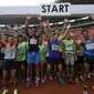 Pelari bersorak jelang melakukan start di lingkaran lapangan Stadion Gelora Bung Karno, Jakarta, Minggu (22/5/2016). Tercatat 2.100 pelari ambil bagian dalam Gelora Run 2016, ajang lari melintasi tribun Stadion GBK. (Liputan6.com/Helmi Fithriansyah)