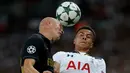 Pemain AS Monaco, Andrea Raggi (kiri), berebut bola dengan pemain Tottenham Hotspur, Dele Alli, pada laga Liga Champions Grup E di Stadion Wembley, Kamis (15/9/2016) dini hari WIB. (Action Images via Reuters/Andrew Couldridge)