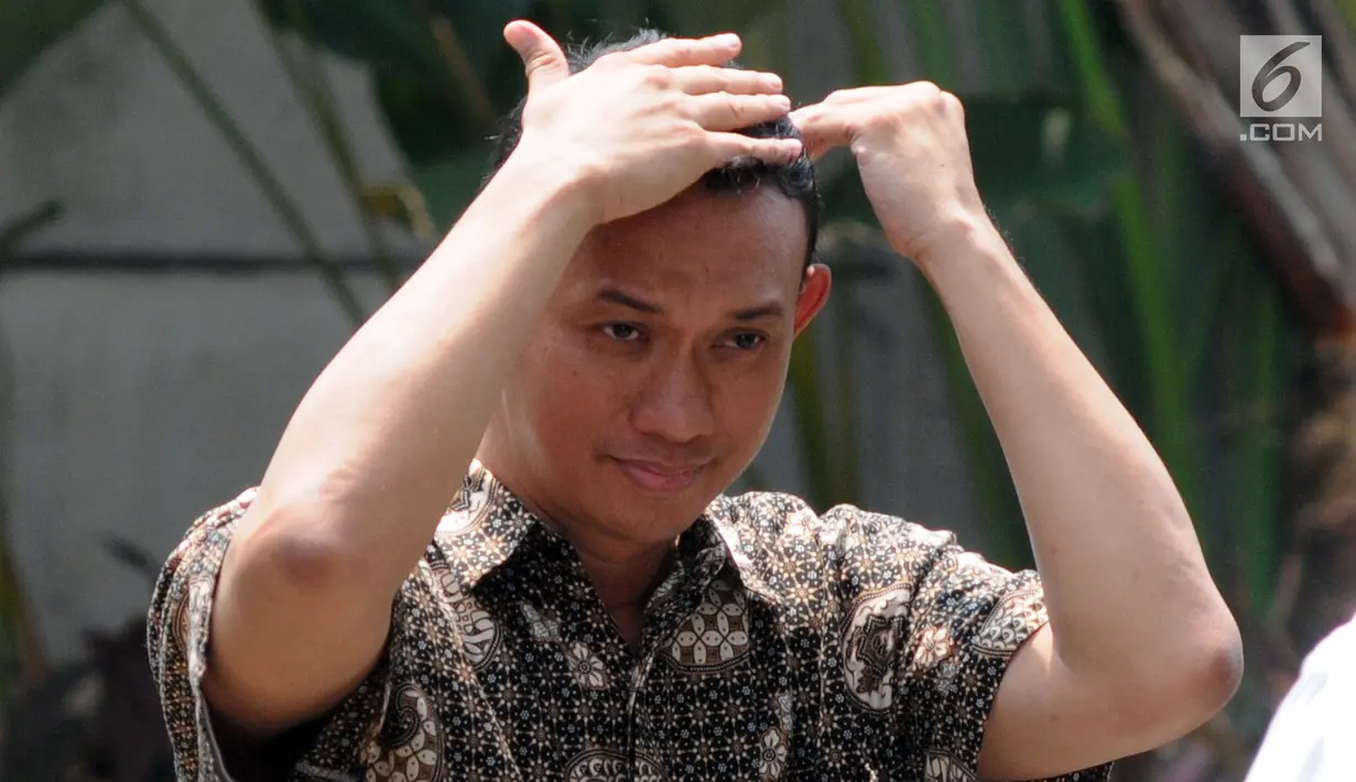 Direktur PT Angkasa Pura Propertindo (APP) Wisnu Raharjo tiba untuk menjalani pemeriksaan di Gedung KPK, Jakarta, Jumat (23/8/2019). Wisnu Raharjo diperiksa sebagai saksi kasus dugaan suap proyek pengadaan pekerjaan baggage handling system (BHS) di 6 bandara. (merdeka.com/Dwi Narwoko)