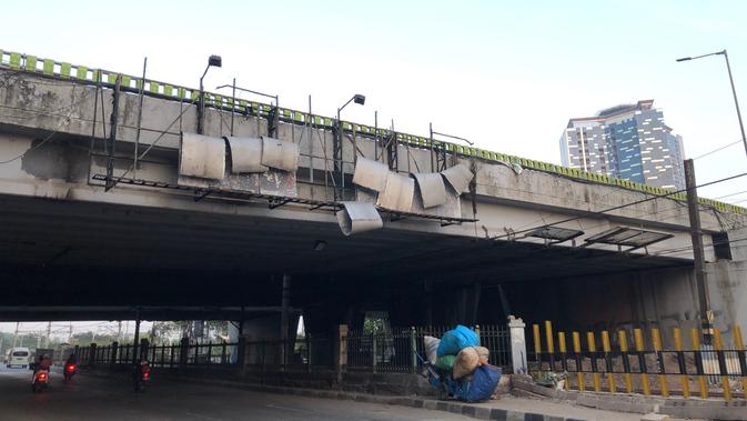 Kondisi kolong flyover Slipi yang menjadi salah satu lokasi demo anarkistis, Selasa (1/10/2019) pagi. (Liputan6.com/Delvira Hutabarat)