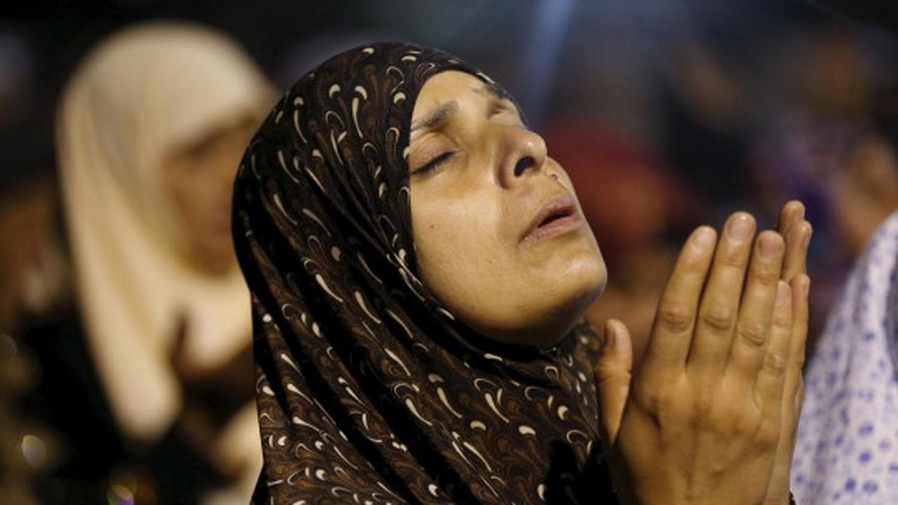 Kekhusyukan doa muslim perempuan Palestina di Kubah Shakhrah