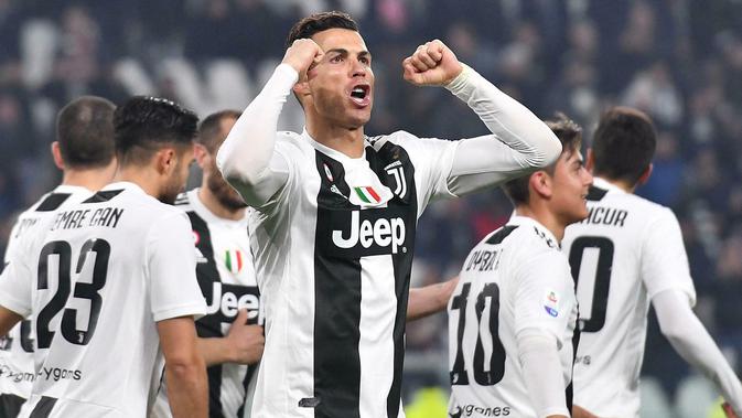 Striker Juventus, Cristiano Ronaldo, melakukan selebrasi usai membobol gawang Frosinone pada laga Serie A di Stadion Allianz, Turin, Jumat (15/2). Juventus menang 3-0 atas Frosinone. (AP/Alessandro Di Marco)