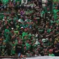 Bonek Mania saat memberi dukungan kepada Persebaya saat berjumpa PS TNI di laga penyisihan Grup C Piala Presiden 2018 di Stadion Gelora Bung Tomo, Surabaya, Kamis (18/1/2018). (Bola.com/Aditya Wany)