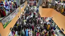 Pengunjung membeli pakaian baru di pusat perbelanjaan menjelang perayaan Idul Fitri di Banda Aceh, Kamis (21/5/2020). Hari Raya Idul Fitri menandai berakhirnya bulan suci Ramadan. (CHAIDEER MAHYUDDIN/AFP)