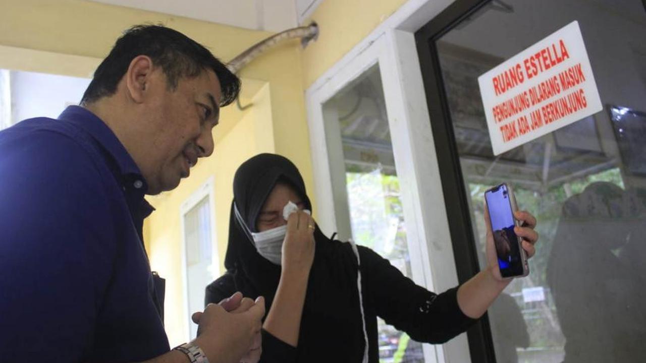 Bupati Bone Bolango (Bonebol) Hamim Pou saat menjenguk pasien tumor di RSUP Kandou Manado (Arfandi/Liputan6.com)