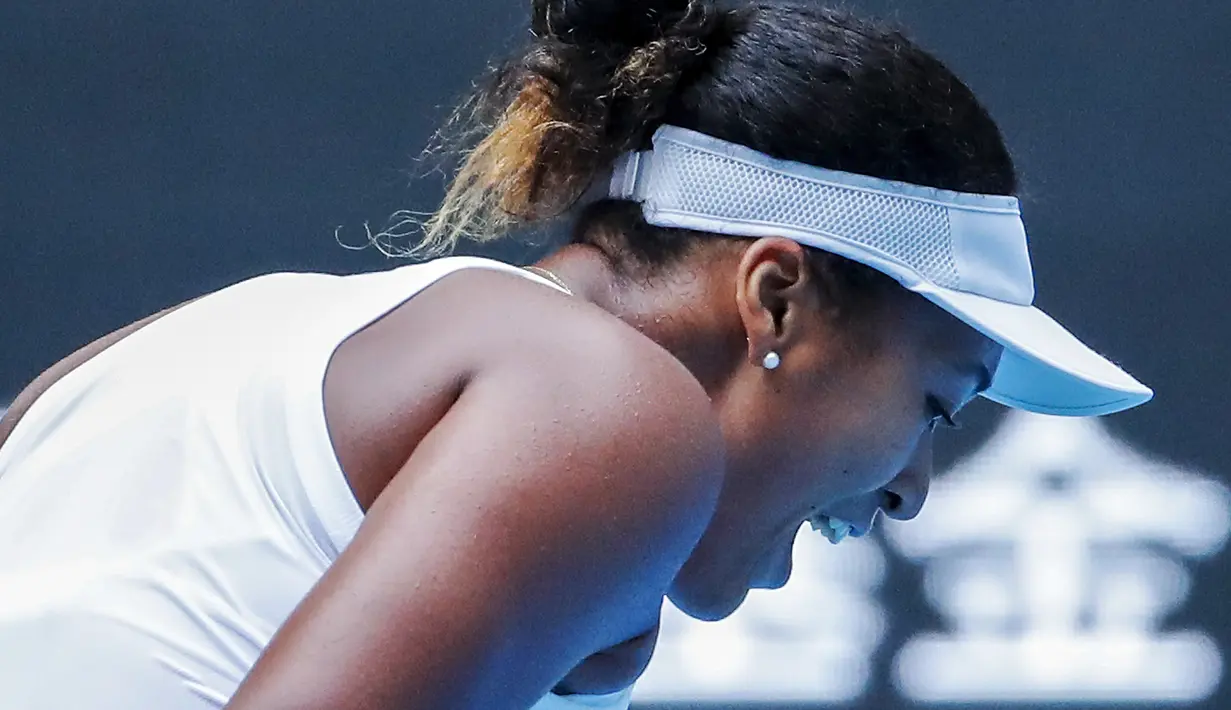 Petenis Jepang, Naomi Osaka berteriak setelah mencetak poin melawan Alison Riske dari AS selama putaran ketiga pertandingan tunggal putri China Terbuka 2019 di National Tennis Center, China (3/10/2019). Osaka hanya menghabiskan waktu 73 menit untuk mengalahkan Alison Riske. (AP Photo/Andy Wong)