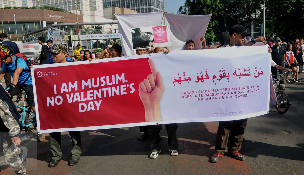 Sebuah spanduk dibentangkan saat aksi menolak Valentine Day di Kawasan Bundaran HI, Jakarta, Minggu (14/2/2016). Aksi ini merupakan respon keprihatinan terhadap perayaan Hari Valentine yang bukan budaya bangsa Indonesia. (Liputan6.com/Gempur M Surya)