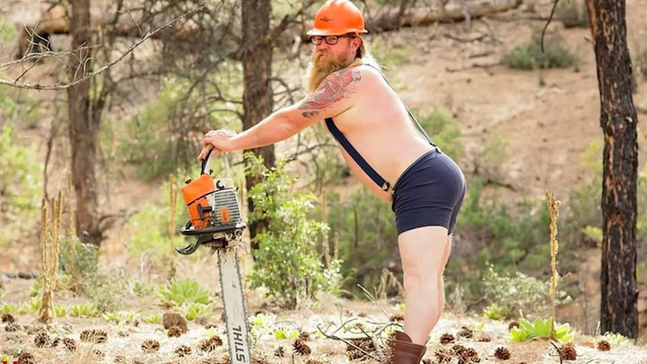 Macho Banget, Pria Ini Rela Pose Genit untuk Kumpulkan Uang Amal