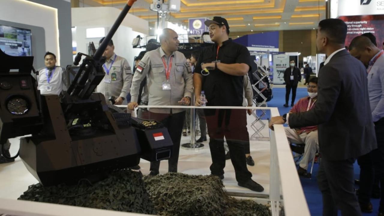 Menpora Dito Ariotedjo bersama Ketua Umum Generasi Muda Forum Komunikasi Putra Putri Purnawirawan & Putra Putri TNI-Polri (GM FKPPI), Sandi Rahmat Simanjuntak.