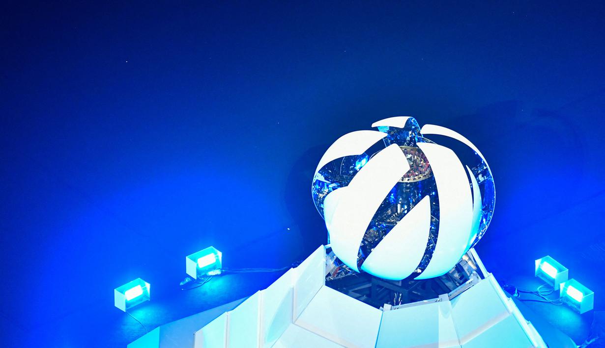 Kuali Olimpiade ditutup setelah api padam saat upacara penutupan Olimpiade Tokyo 2020, di Stadion Olimpiade, Tokyo, pada 8 Agustus 2021. (AFP/Antonin Thuillier)