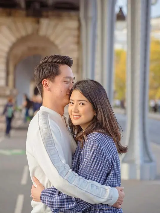 Lihat gaya kompak Valencia Tanoe dan Kevin Sanjaya berlibur di Paris, bak prewedding. @valenciatanoe.