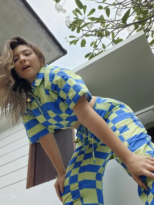 Print on print juga sukses hadirkan kesempurnaan gaya yang terlihat playful pada tampilan Shaloom. [Foto: Instagram/ sharazaaa]