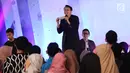 Motivator Tung Dasem Waringin saat memberikan motivasi  dan berinteraksi dengan para peserta EGTC di geleran Emtek Goes To Campus 2018 di Universitas Negeri Semarang (UNNES), Semarang, Rabu (18/7). (Liputan6.com/Herman Zakharia)