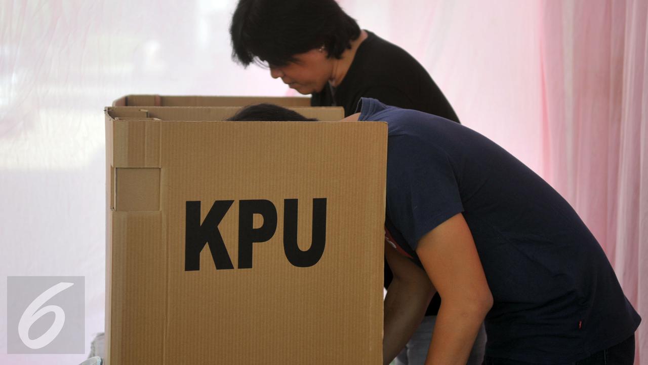 20151209-Tinjau TPS, Rano Karno Dihibur Atraksi Barongsai-Tangsel