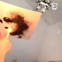 Sebagai pengganti cat, seniman ini membuat lukisan dengan tinta asap hitam. (Via: Facebook.com/BoredPandaArt)