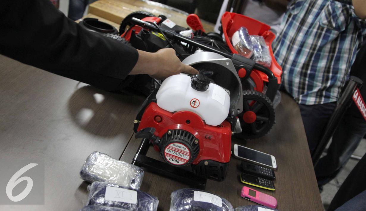 Petugas BNN memperlihatkan mesin pompa air yang dijadikan tersangka sebagai tempat menyeludupkan Sabu, Jakarta, Rabu (8/7/2015). BNN amankan dua perempuan dan Sabu sebanyak 10,392,9 gram. (Liputan6.com/Helmi Afandi)