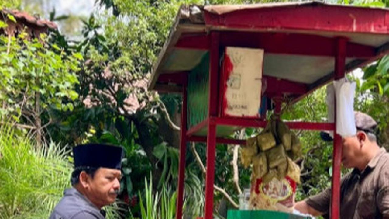 Mantan Panglima TNI Duduk Santai Depan Gerobak Pesan Sarapan, Menu yang Dipilih jadi Perbincangan