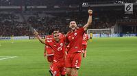 Pemain depan Persija, Marko Simic bersama Riko Simanjuntak merayakan gol ke gawang Tampines Rovers pada penyisihan grup H Piala AFC 2018 di Stadion GBK, Jakarta, Rabu (28/2). Persija unggul 4-1. (Liputan6.com/Helmi Fithriansyah)
