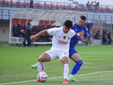 Pemain depan Liga Indonesia All Star, Eksel Timothy Joseph Runtukahu (kiri) berebut bola dengan pemain Areman FC pada lanjutan pertandingan Grup A Piala Persiden 2025 di Stadion Si Jalak Harupat, Bandung, Jawa Barat, Selasa (8/7/2025) sore WIB. (Foto: Tim Media Piala Presiden)