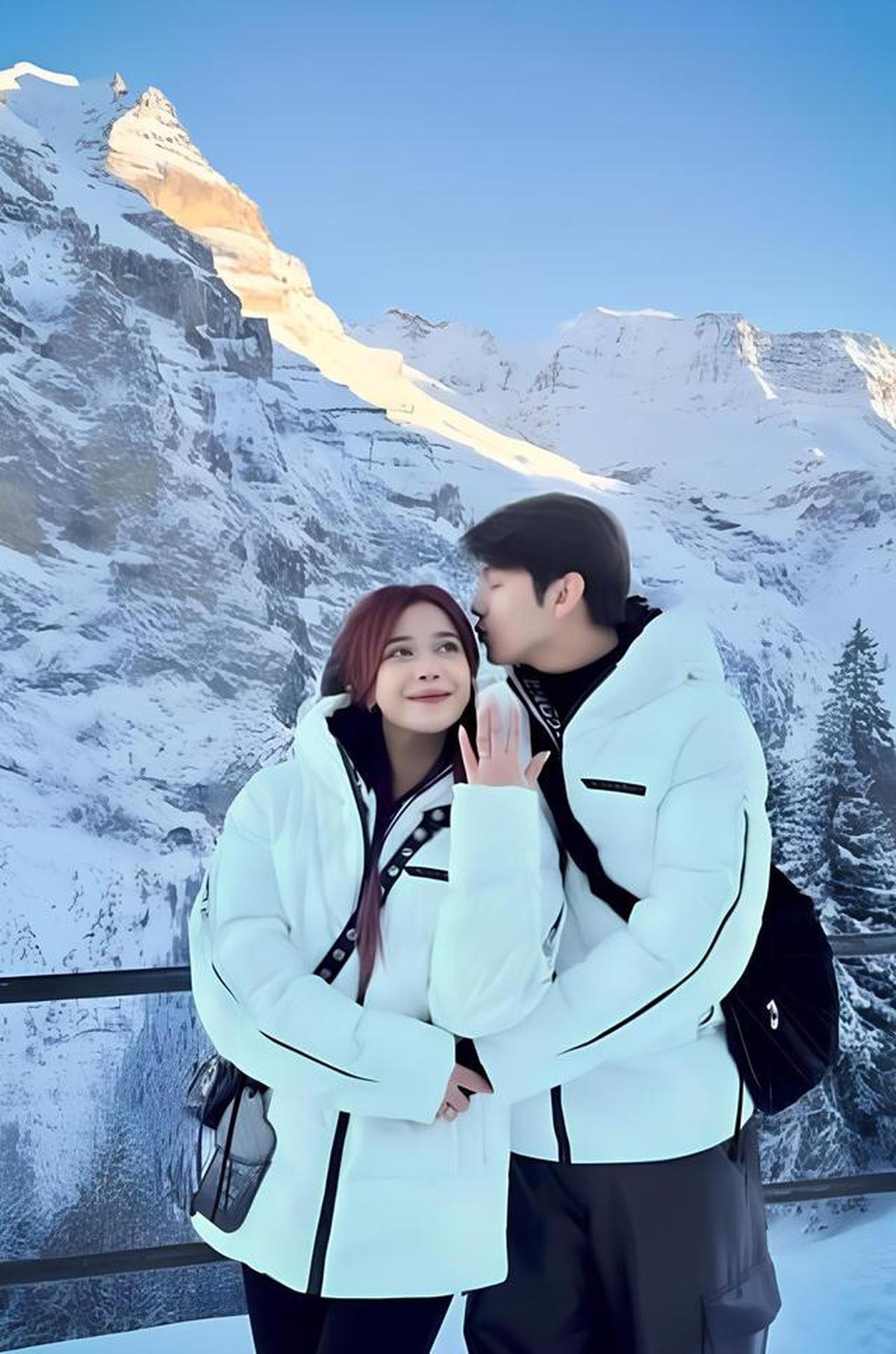 10 Cincin Lamaran Artis di Tahun 2025 yang Memukau, Kilau Romansa