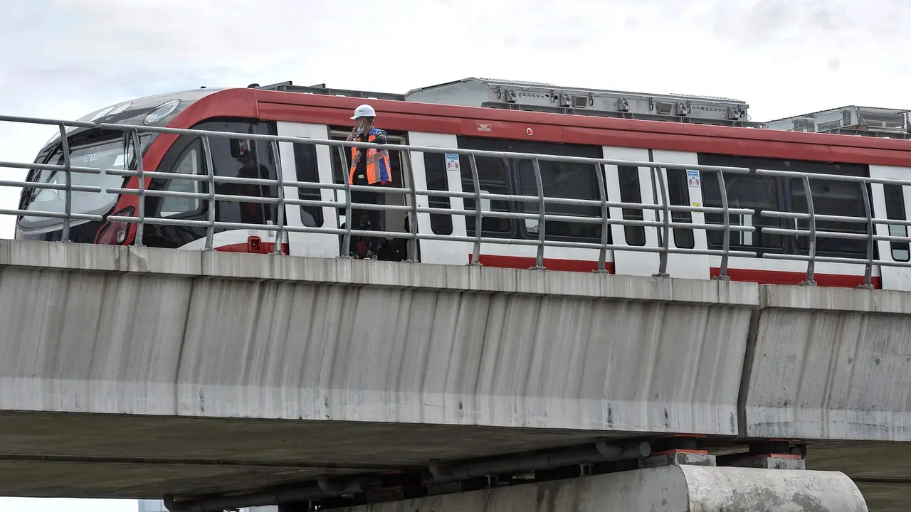 FOTO: LRT Jabodebek Uji Beban di Jembatan Bentang Panjang