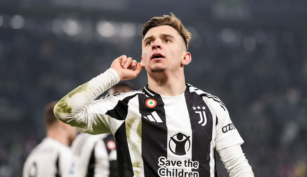 Pemain Juventus, Francisco Coneicao merayakan gol kemenangan timnya atas Inter Milan dalam laga lanjutan Liga Italia 2024/2025 di Juventus Stadium, Turin, Italia, Senin (17/02/2025) WIB. (AP Photo/LaPresse/Fabio Ferrari)