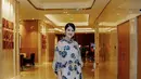 Sentuhan bold juga tampak pada detail motif baju yang dikenakan Kahiyang. Ia menambah aksen payet pada bagian leher.  [Foto: Instagram/ Kahiyang Ayu]