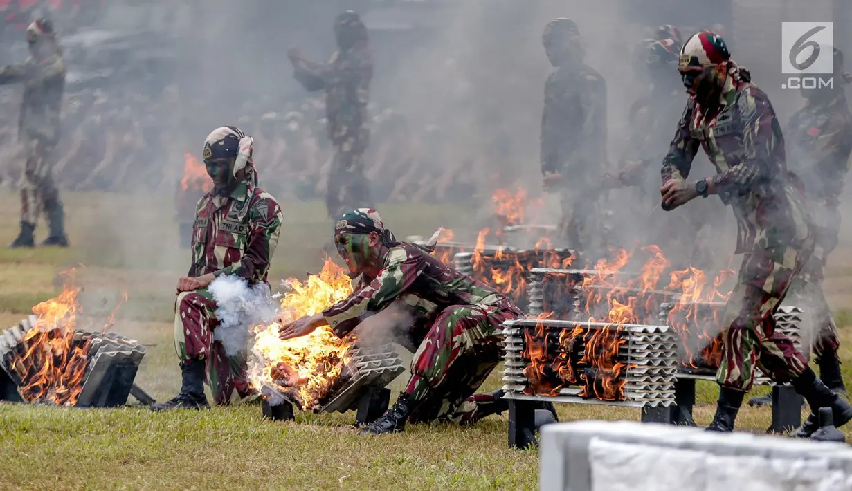 Prajurit Kopassus melakukan aksi ketangkasan saat peringatan HUT ke-67 Kopassus di Markas Kopassus, Cijantung, Jakarta, Rabu (24/4). Acara HUT Kopassus dimeriahkan sejumlah aksi demonstrasi unjuk kekuatan koprs Baret Merah ini, seperti beladiri, dan ketangkasan fisik. (Liputan6.com/Faizal Fanani)